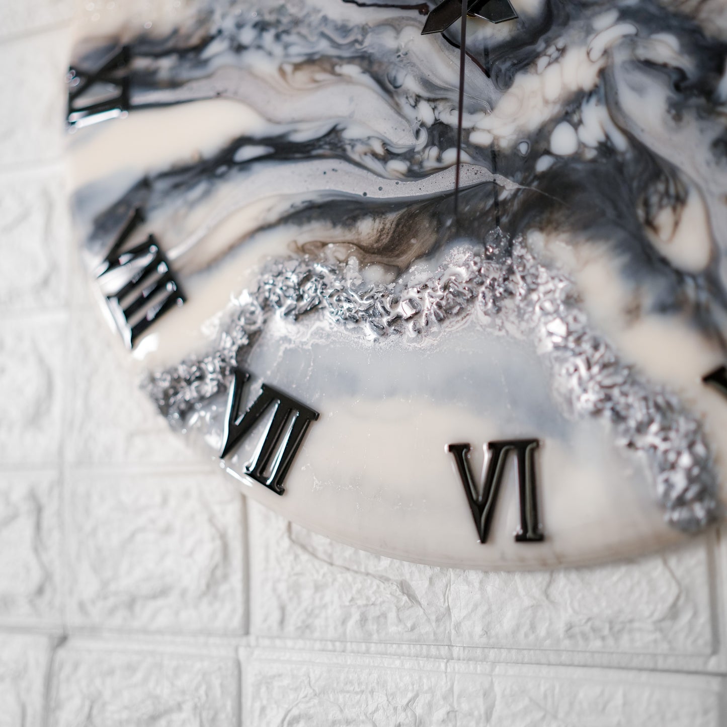 Black & White Medium Size Silent Clock 17.5 Inches
