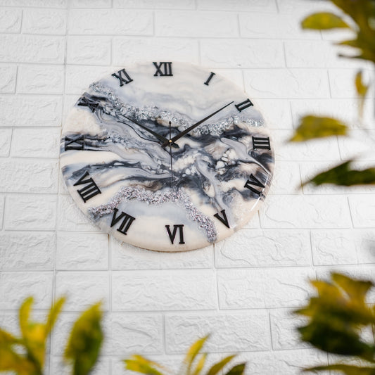 Black & White Medium Size Silent Clock 17.5 Inches